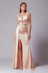 Elegantes Blush Satin Etui Plissee Langes Hochzeitsgastkleid mit Schlitz