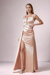 Elegantes Blush Satin Etui Plissee Langes Hochzeitsgastkleid mit Schlitz