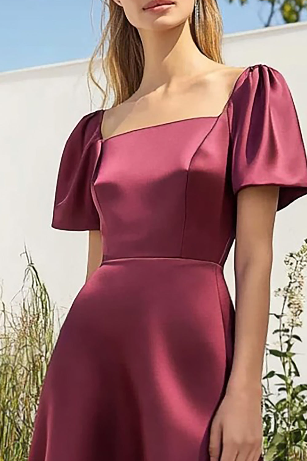 Burgunderrotes Eckiger Hals Ballkleid aus Satin in Teelänge mit kurzen Ärmeln