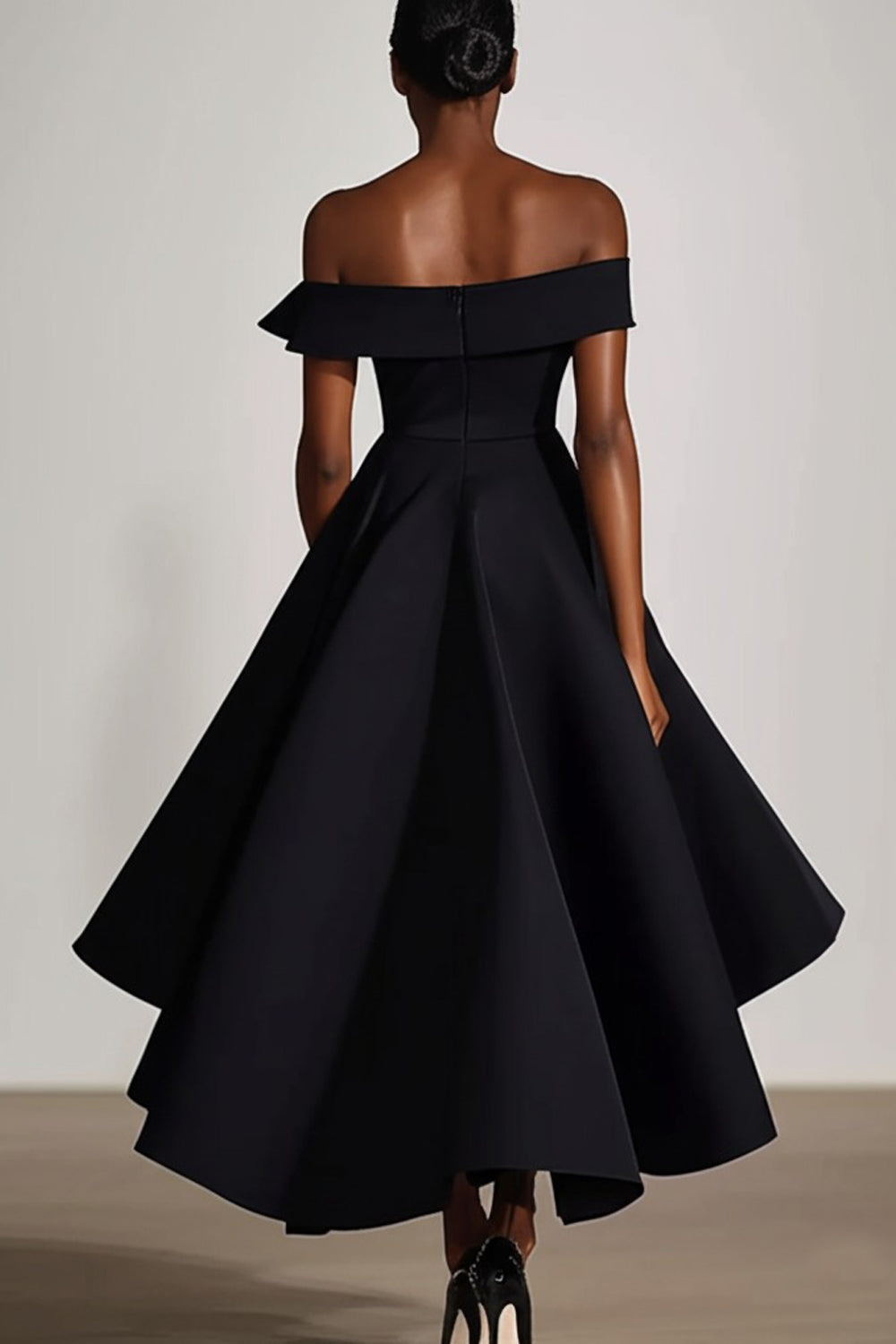 Schwarzes Schulterfreies A-Linie Abendkleid aus Satin