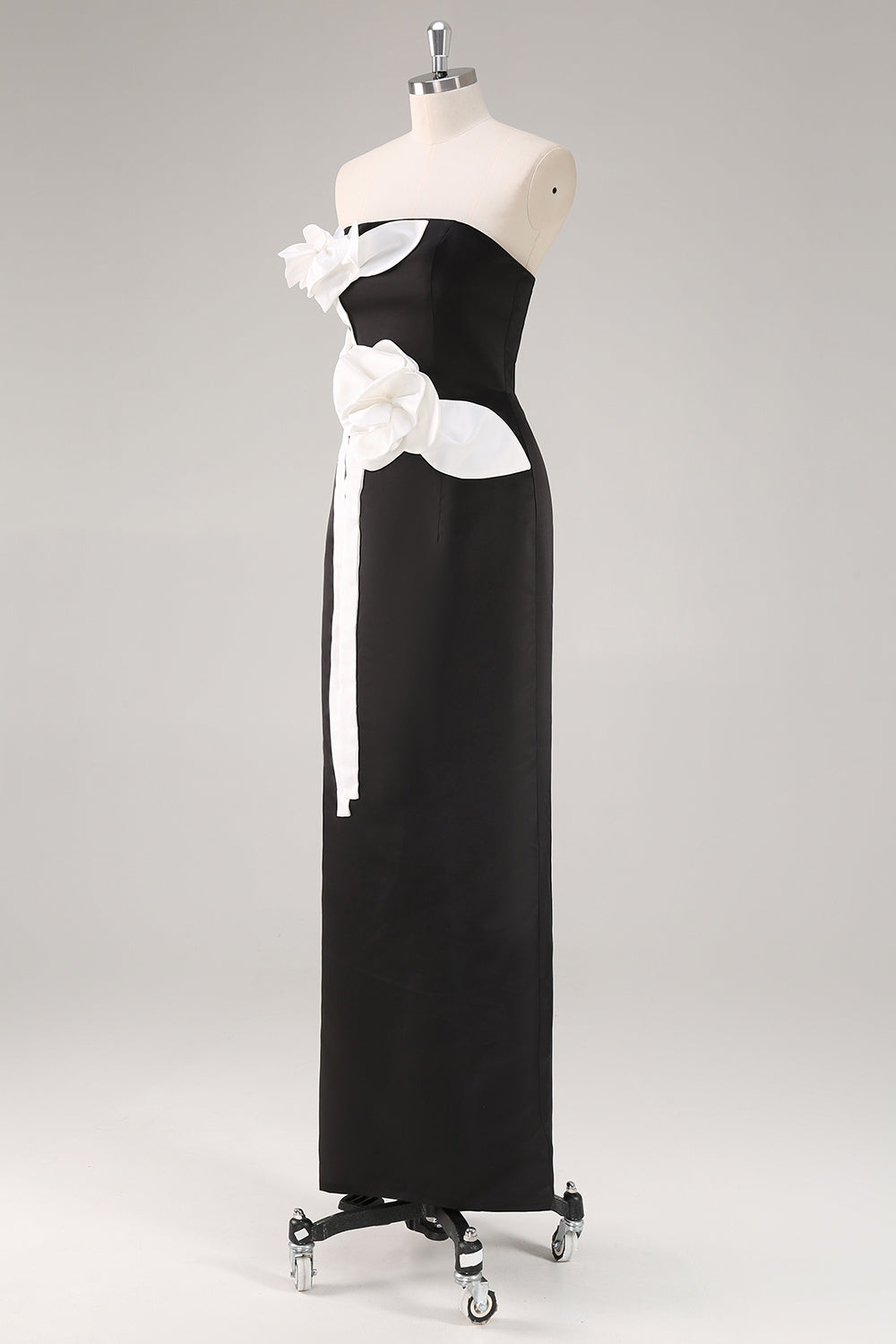 Schwarzes Trägerloses Hochzeitsgastkleid mit 3D-Blumen