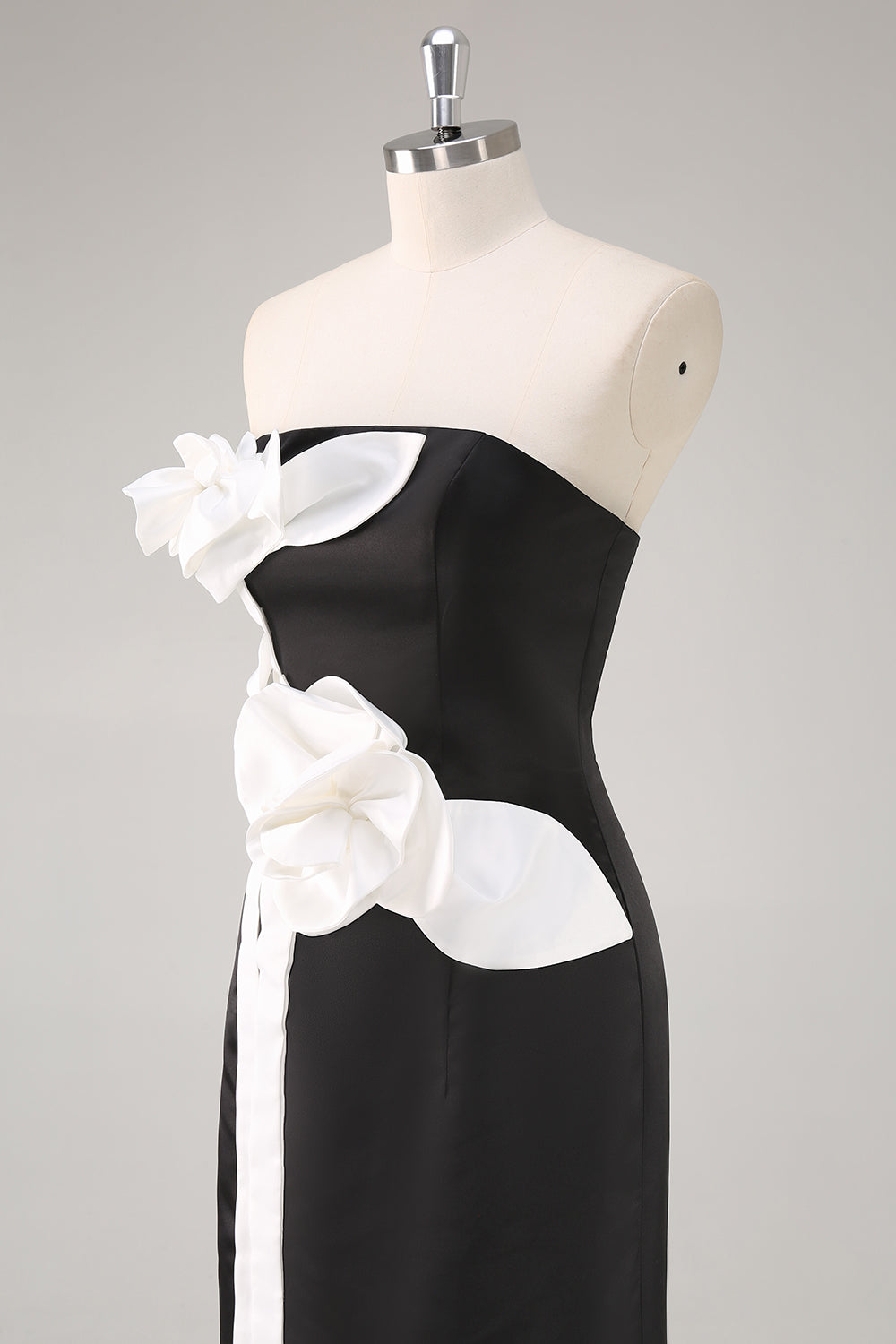 Schwarzes Trägerloses Hochzeitsgastkleid mit 3D-Blumen