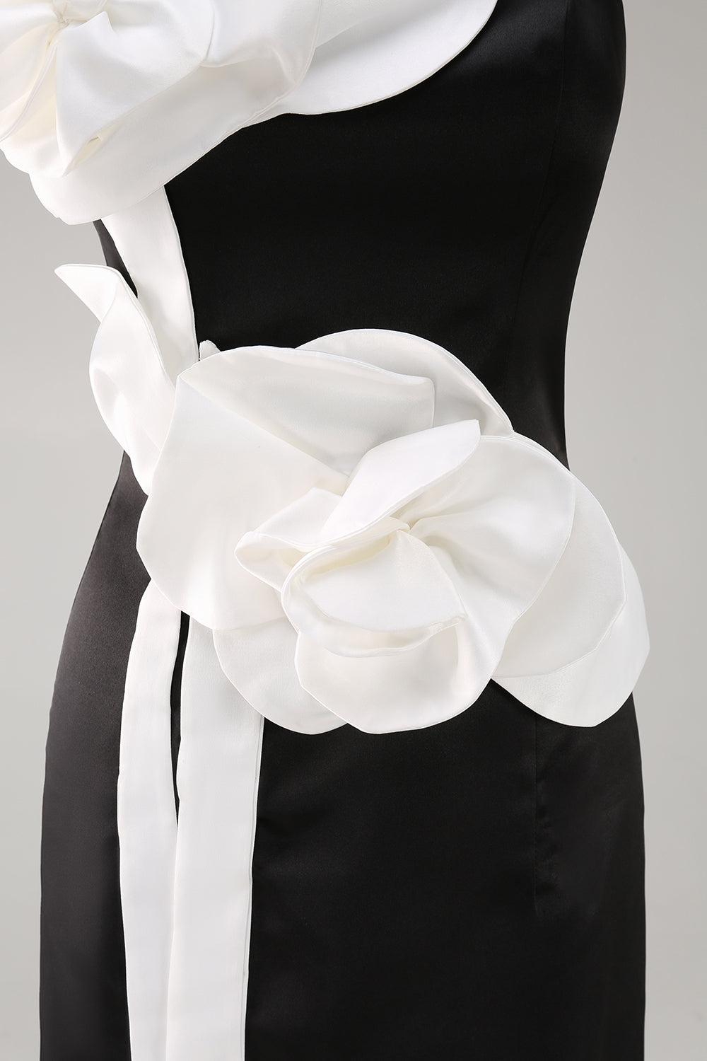Schwarzes Trägerloses Hochzeitsgastkleid mit 3D-Blumen