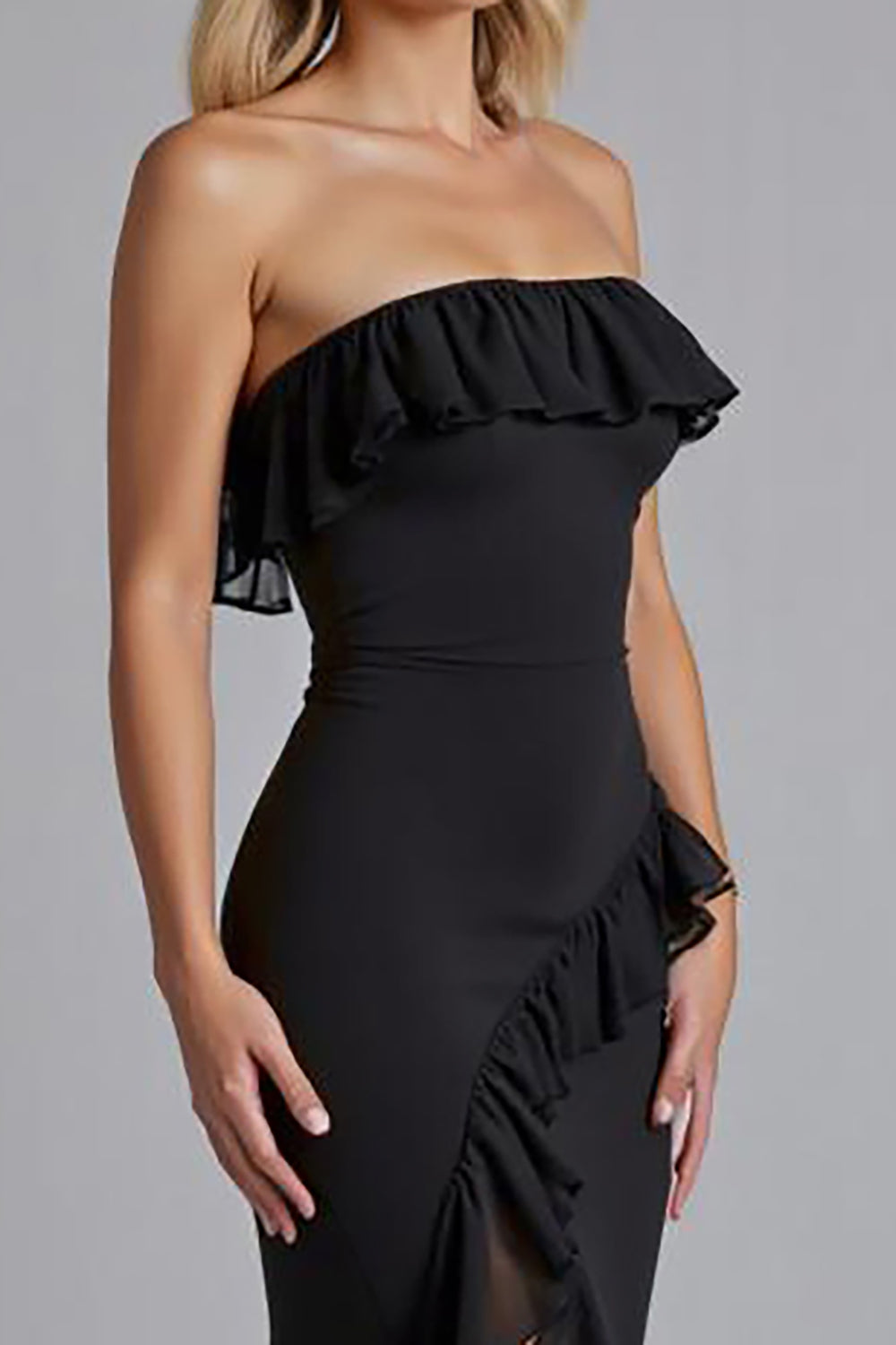 Schwarzes Schulterfreies Gerüschtes Langes Ballkleid mit Schlitz