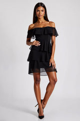 Schwarzes Schulterfreies Gestuftes Kurzes Chiffon Cocktailkleid