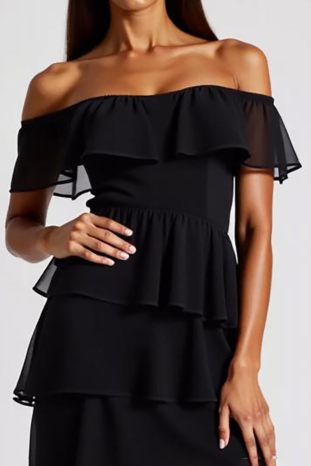Schwarzes Schulterfreies Gestuftes Kurzes Chiffon Cocktailkleid