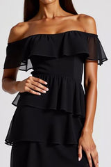 Schwarzes Schulterfreies Gestuftes Kurzes Chiffon Cocktailkleid