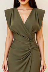 Olive Figurbetontes Midi Partykleid mit Rüschen und V-Ausschnitt