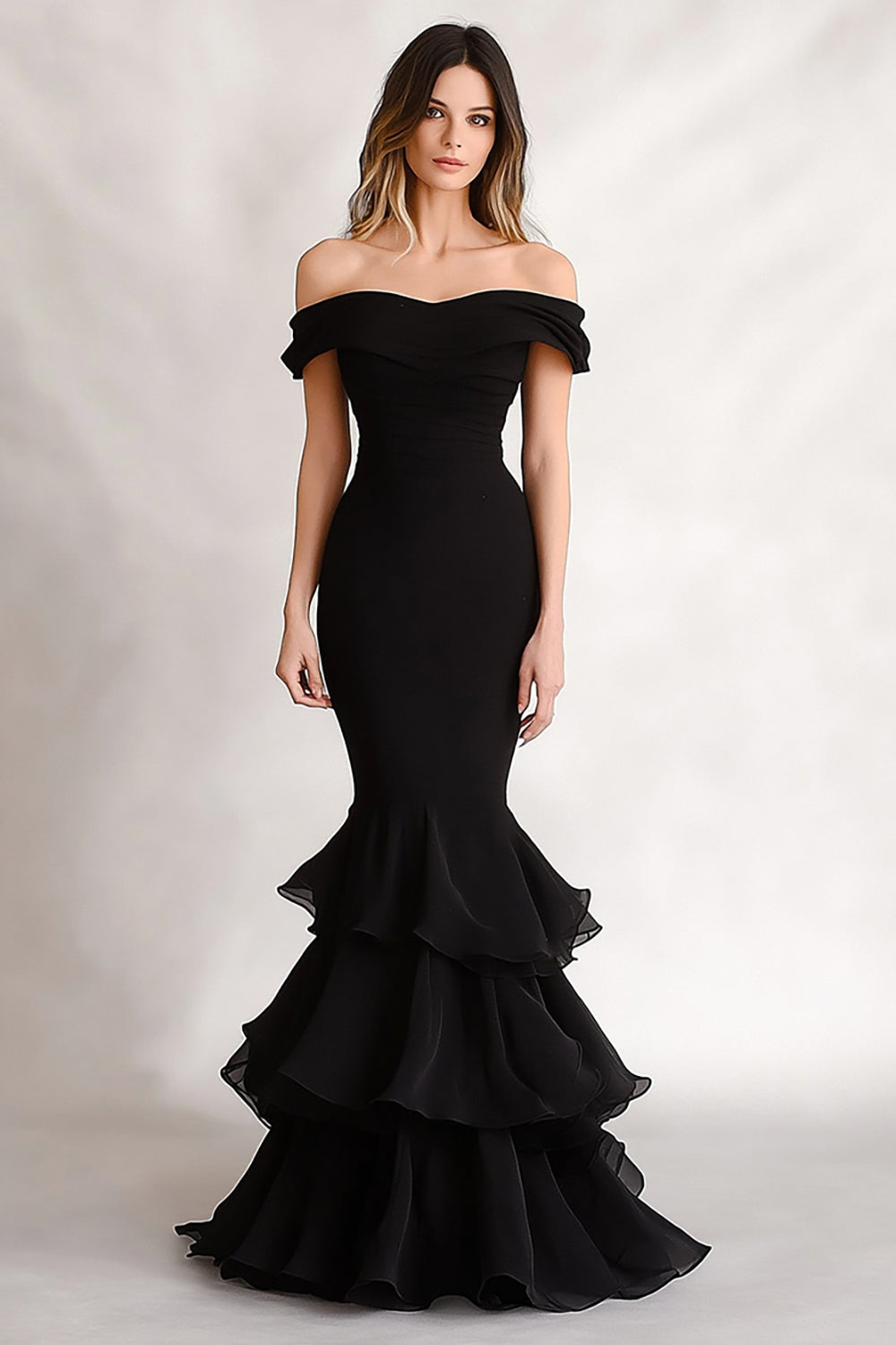 Schulterfreies Schwarzes Meerjungfrauen Gestuftes Satin Kleid für Hochzeitsgäste