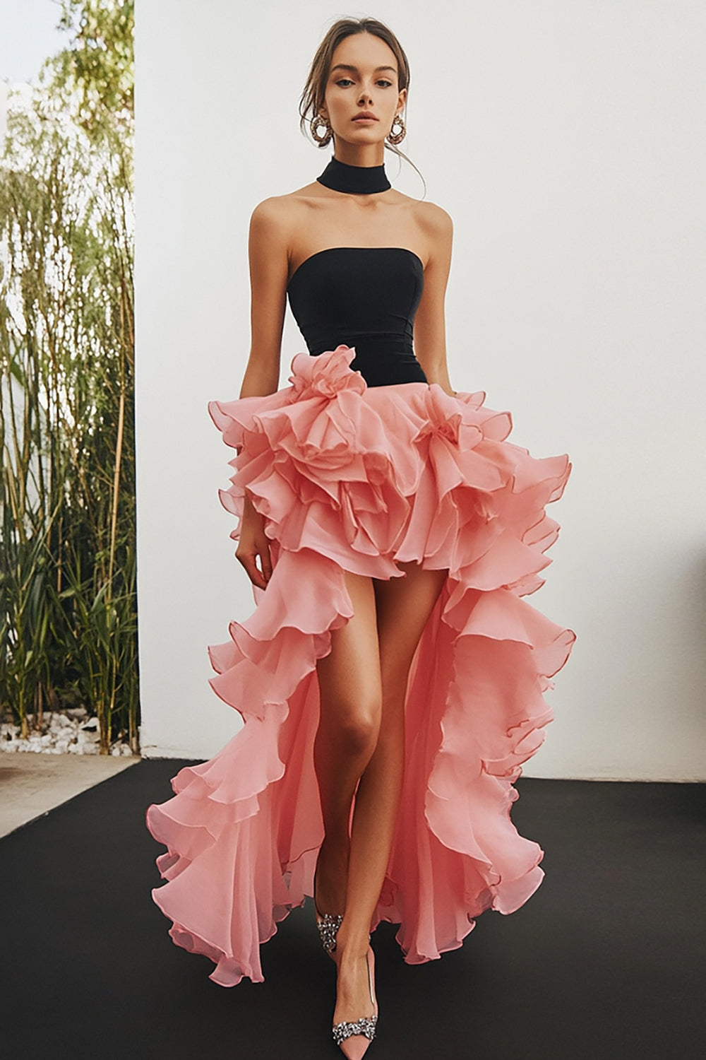 Schwarz Rosa Trägerloses High-Low Langes Ballkleid mit Rüschen