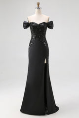 Schwarzes Schulterfreies Satin Meerjungfrauen Ballkleid mit Schlitz