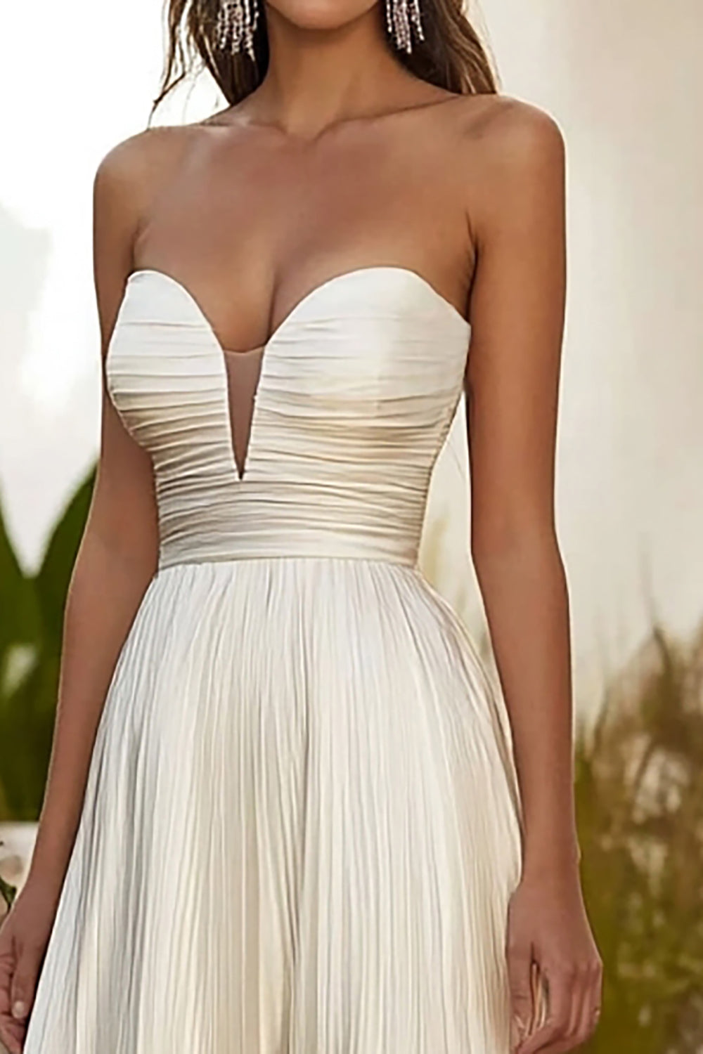 Champagne A Line trägerloses, plissiertes langes Hochzeitsgastkleid