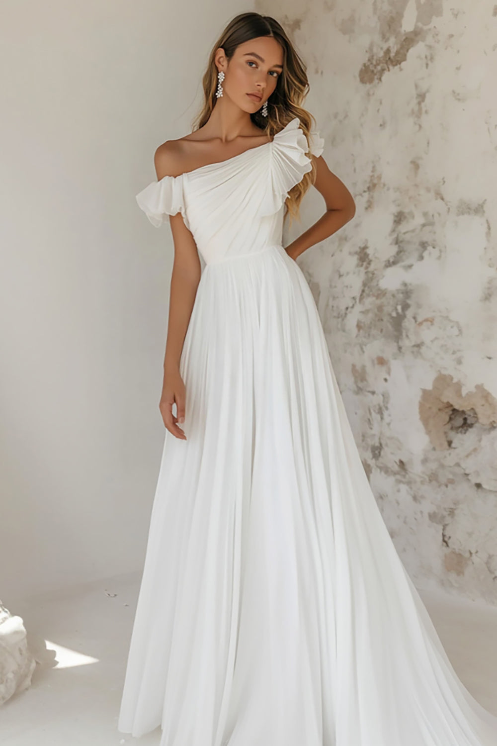 Schulterfreies Weißes Boho Standesamtkleid mit Rüschen in A-Linie