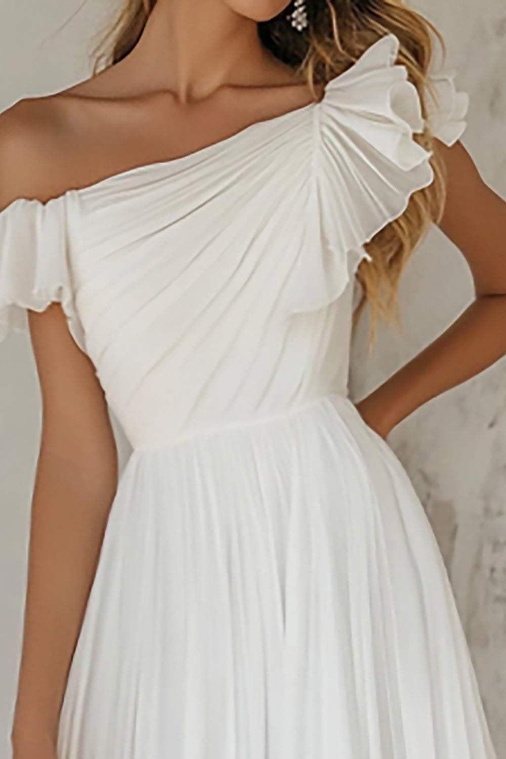 Schulterfreies Weißes Boho Standesamtkleid mit Rüschen in A-Linie