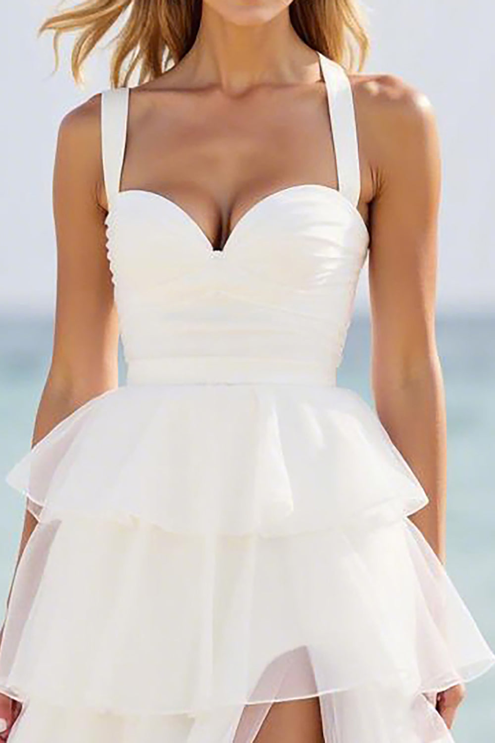 Weißes A-Linien-Ballkleid aus gestuftem Organza