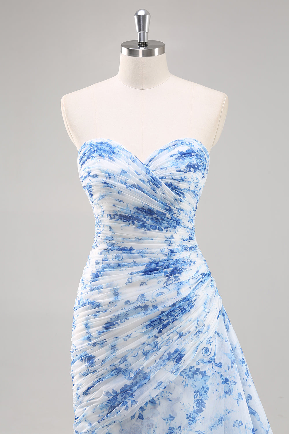 Trägerloses Meerjungfrauen Ballkleid in Weiß und Blau mit Blumenmuster
