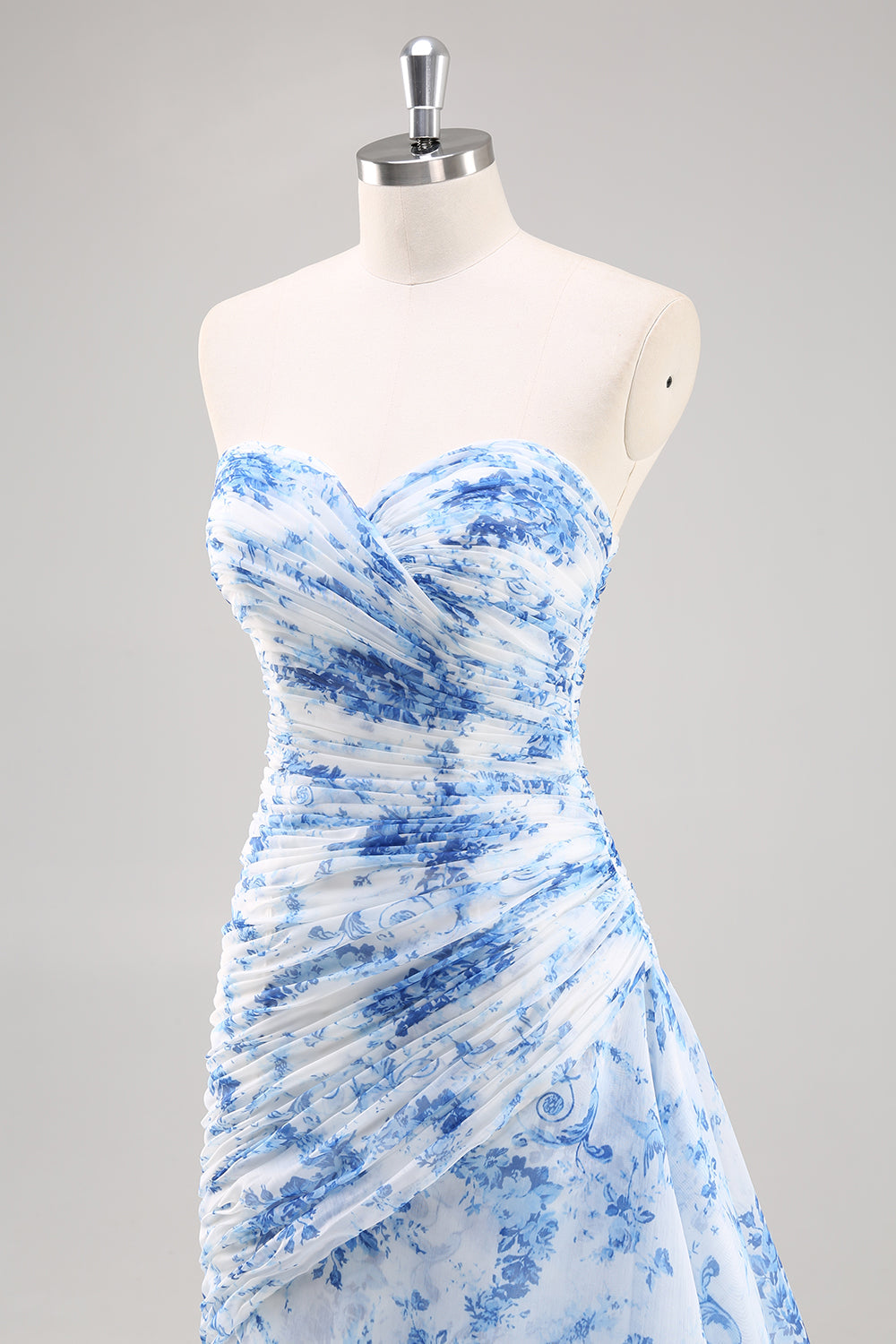 Trägerloses Meerjungfrauen Ballkleid in Weiß und Blau mit Blumenmuster
