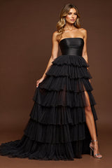 A Linie Trägerloses Gestuftes Schwarzes Ballkleid mit Schlitz