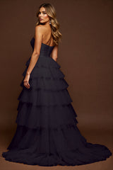 A Linie Trägerloses Gestuftes Schwarzes Ballkleid mit Schlitz