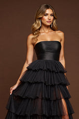 A Linie Trägerloses Gestuftes Schwarzes Ballkleid mit Schlitz