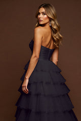 A Linie Trägerloses Gestuftes Schwarzes Ballkleid mit Schlitz