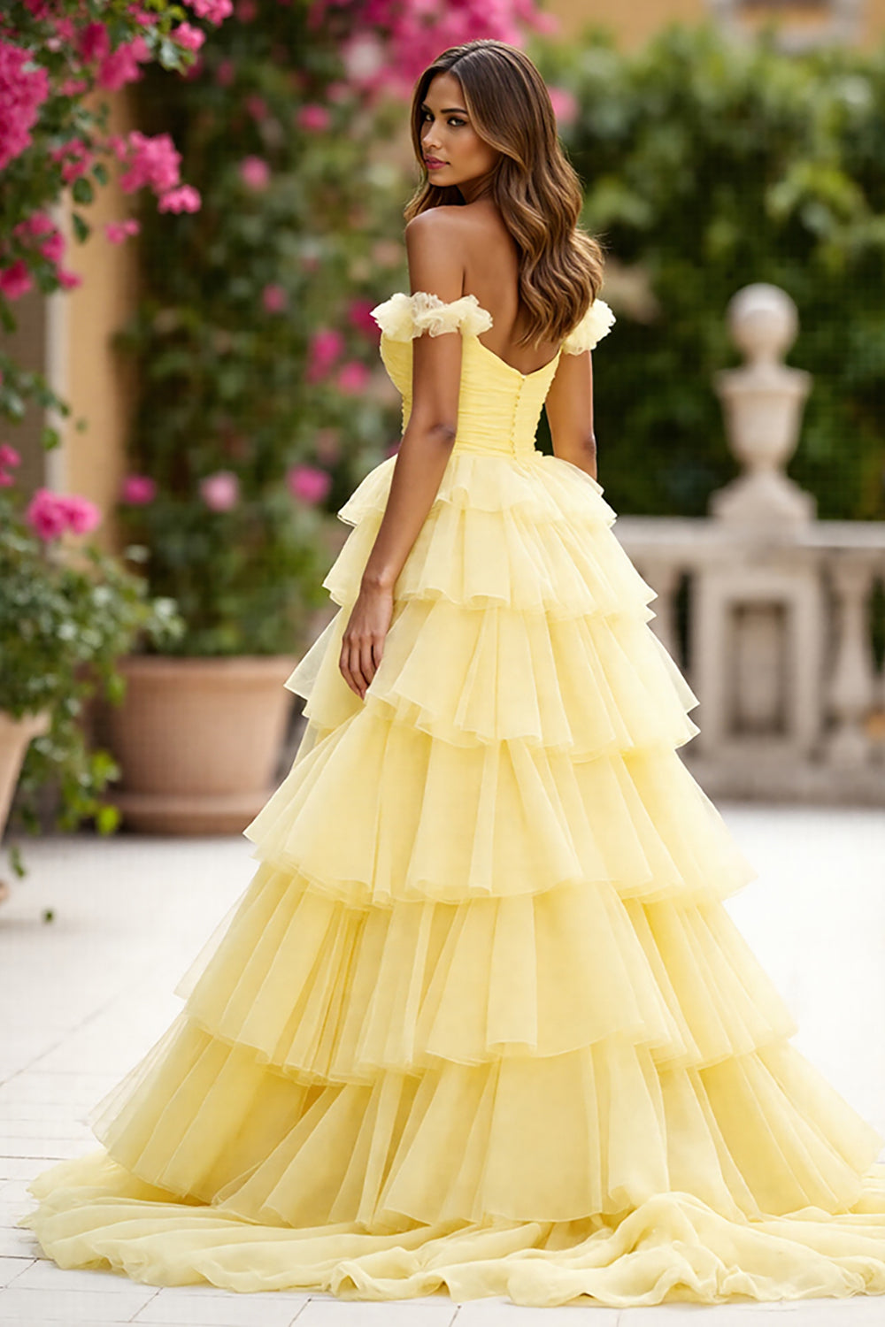 Gelbes Schulterfreies Gestuftes Langes Ballkleid mit Schlitz