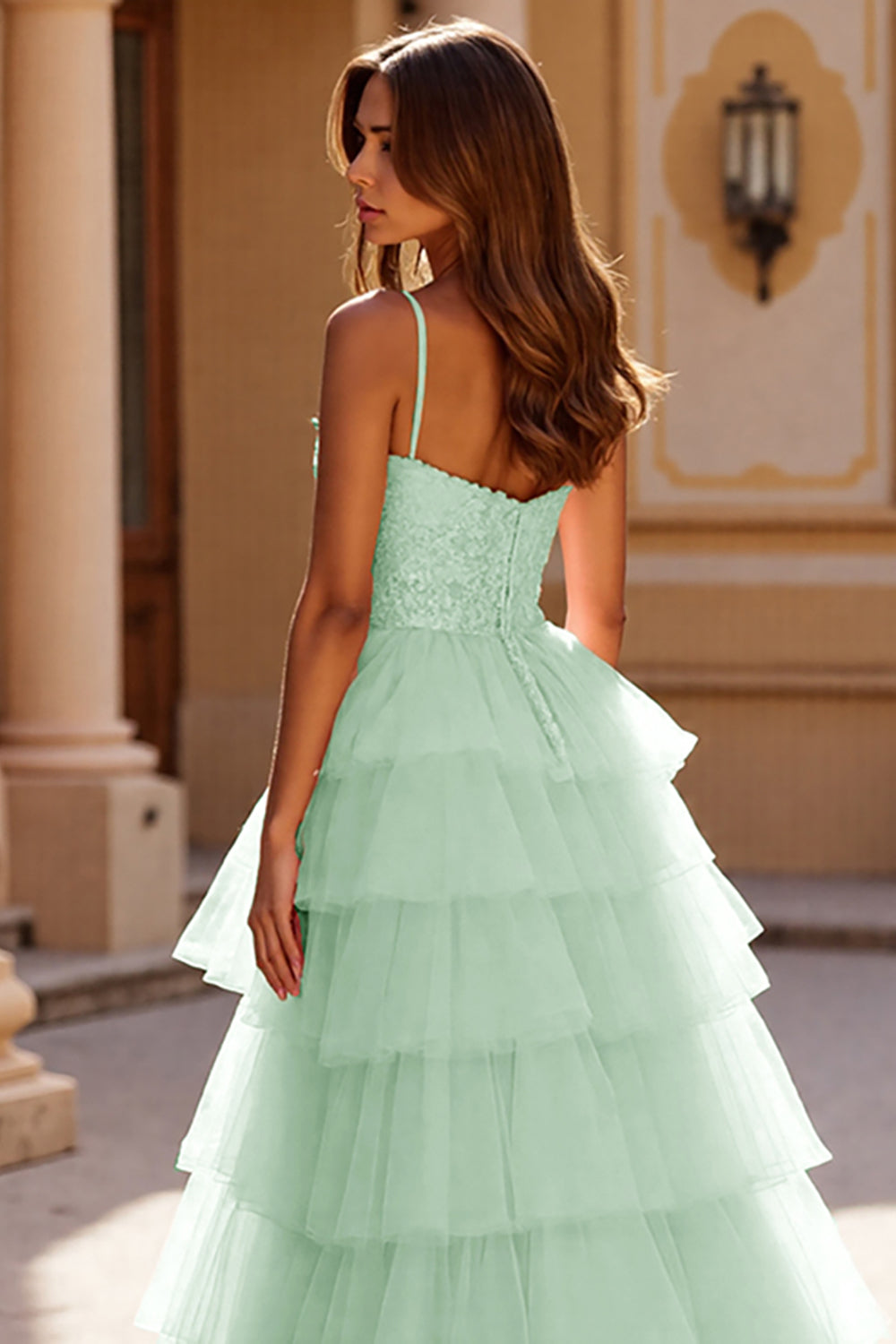 Blush Langes Ballkleid aus Tüll mit Applikationen