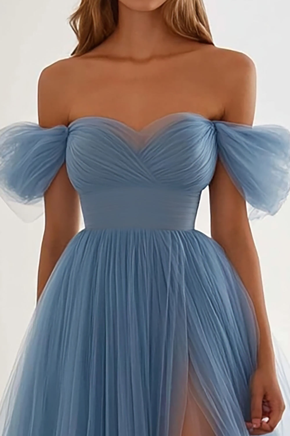 Graublaues langes formelles Kleid aus Tüll in A-Linie mit Schlitz