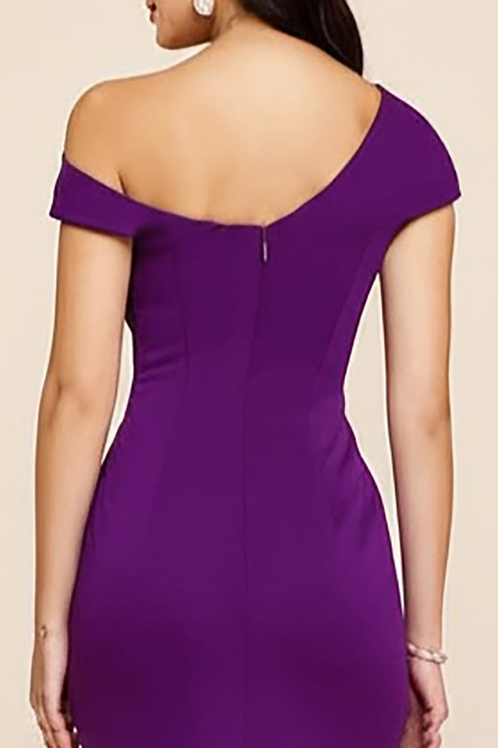 Pflaumenfarbenes Meerjungfrauenkleid mit Rüschen und einer Schulter