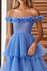 Schulterfreies Blaues Gestuftes Ballkleid mit Rüschen