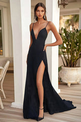 Langes Schwarzes Ballkleid mit Spaghettiträgern und Schlitz
