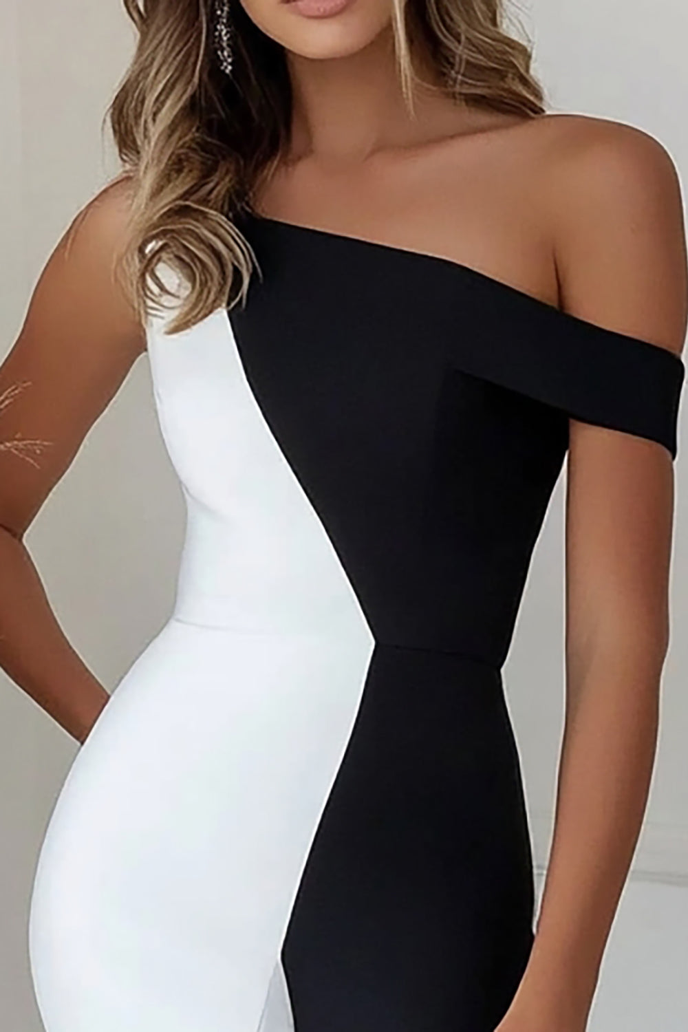 Meerjungfrau Ein Schulter Schwarz-weißes Ballkleid mit Rüschen