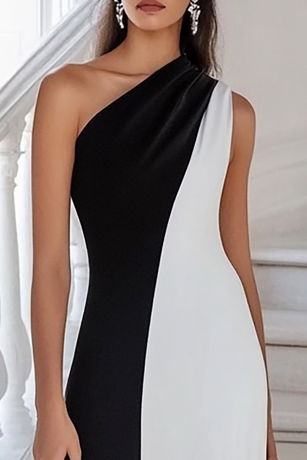 Einschulteriges Schwarz-weißes Langes Ballkleid