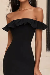 Schwarzes Schulterfreies Gerüschtes Ballkleid mit Schlitz