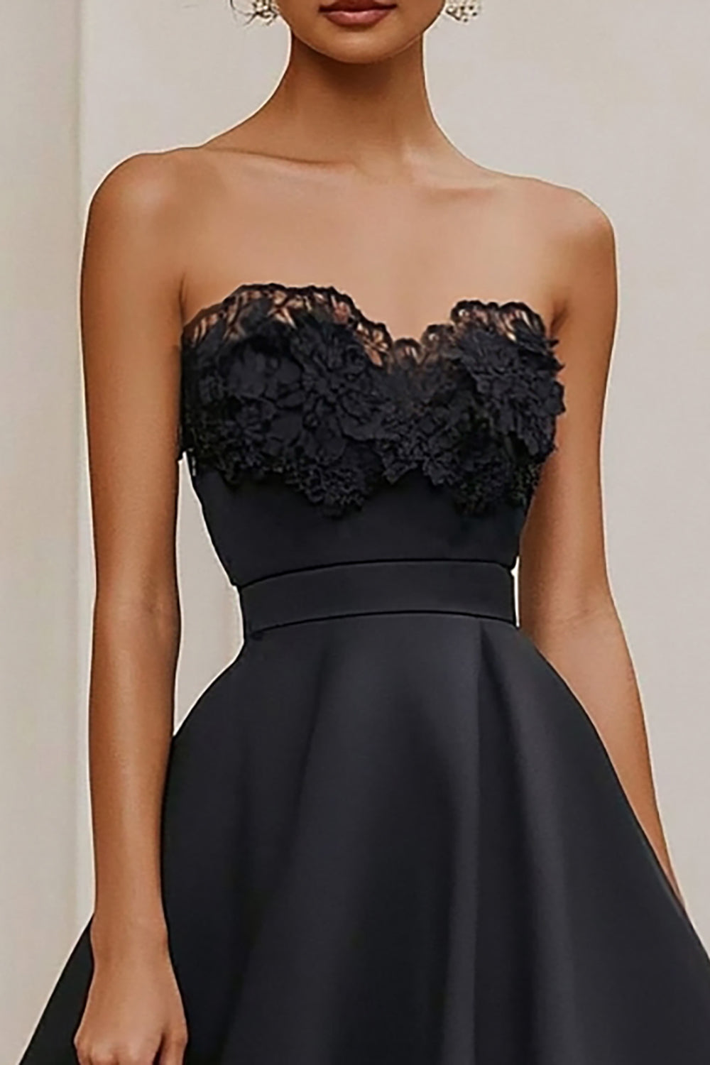 Schwarzes Trägerloses A-Linie Ballkleid aus Satin