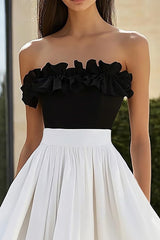 Schwarz weißes Trägerloses Langes Ballkleid mit Rüschen