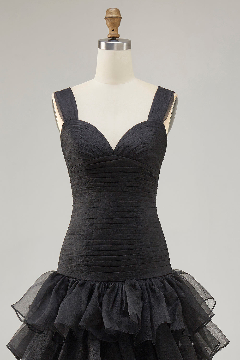 Schwarzes Hoch Niedrig Organza Abendkleid mit Rüschen