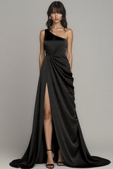 Schwarzes Ballkleid mit einer Schulter und Schlitz