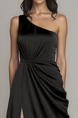 Schwarzes Ballkleid mit einer Schulter und Schlitz