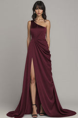 Schwarzes Ballkleid mit einer Schulter und Schlitz