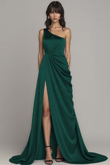 Schwarzes Ballkleid mit einer Schulter und Schlitz