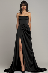 Schwarzes Trägerloses Langes A-Linie Abendkleid mit Rüschen und Schlitz