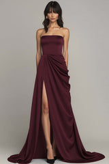 Schwarzes Trägerloses Langes A-Linie Abendkleid mit Rüschen und Schlitz