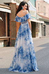 Schulterfreies Weiß blaues Blumen Ballkleid mit Schlitz