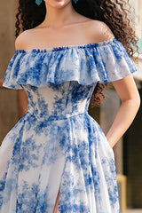 Schulterfreies Weiß blaues Blumen Ballkleid mit Schlitz