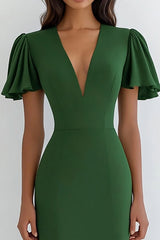 Grünes Midikleid mit V-Ausschnitt und Rüschen
