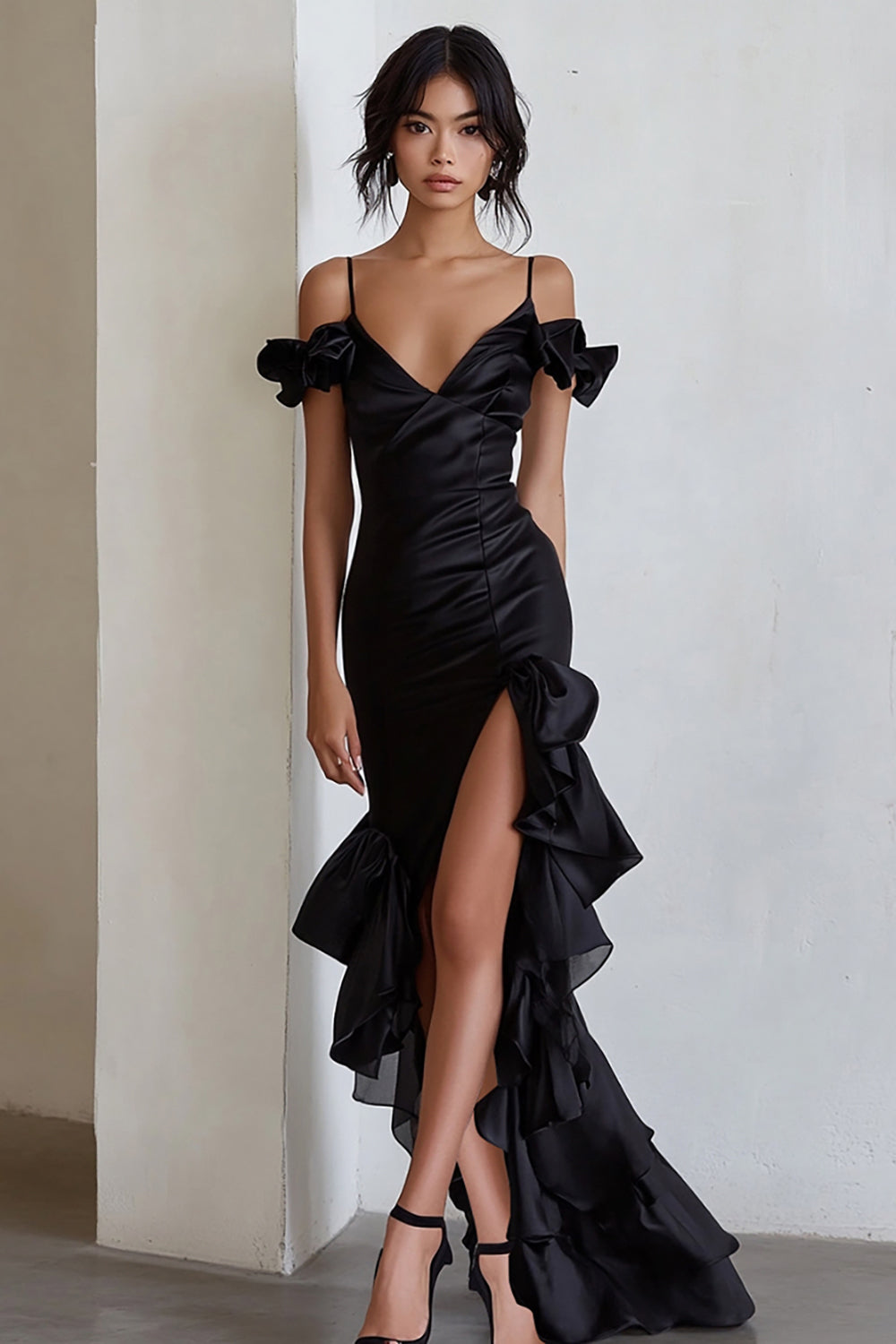 Schwarzes Schulterfreies Ballkleid mit Rüschen und Schlitz