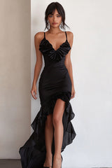Schwarzes Hoch Niedrig Spaghettiträger Ballkleid aus Satin mit Rüschen