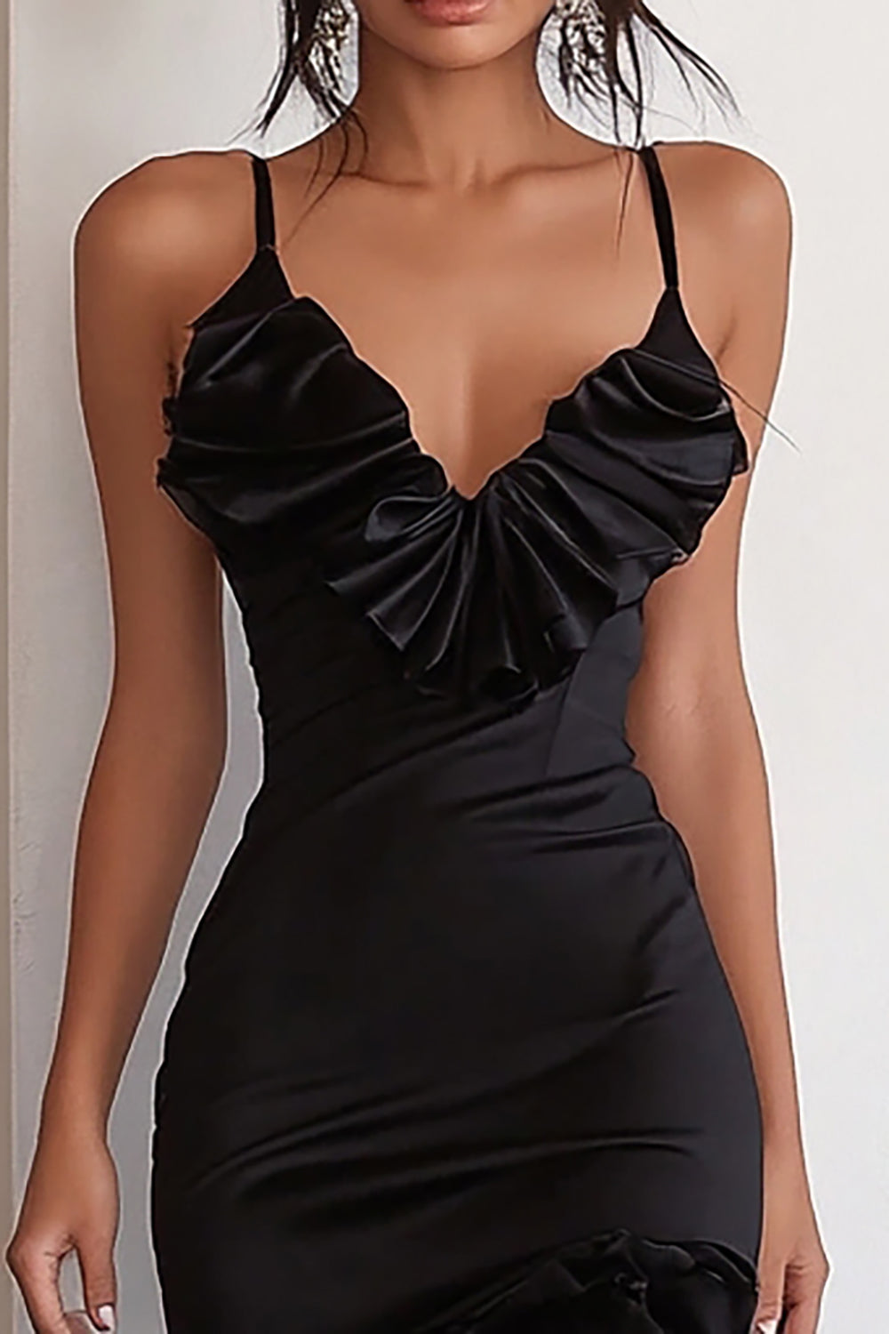 Schwarzes Hoch Niedrig Spaghettiträger Ballkleid aus Satin mit Rüschen