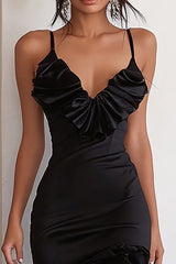 Schwarzes Hoch Niedrig Spaghettiträger Ballkleid aus Satin mit Rüschen
